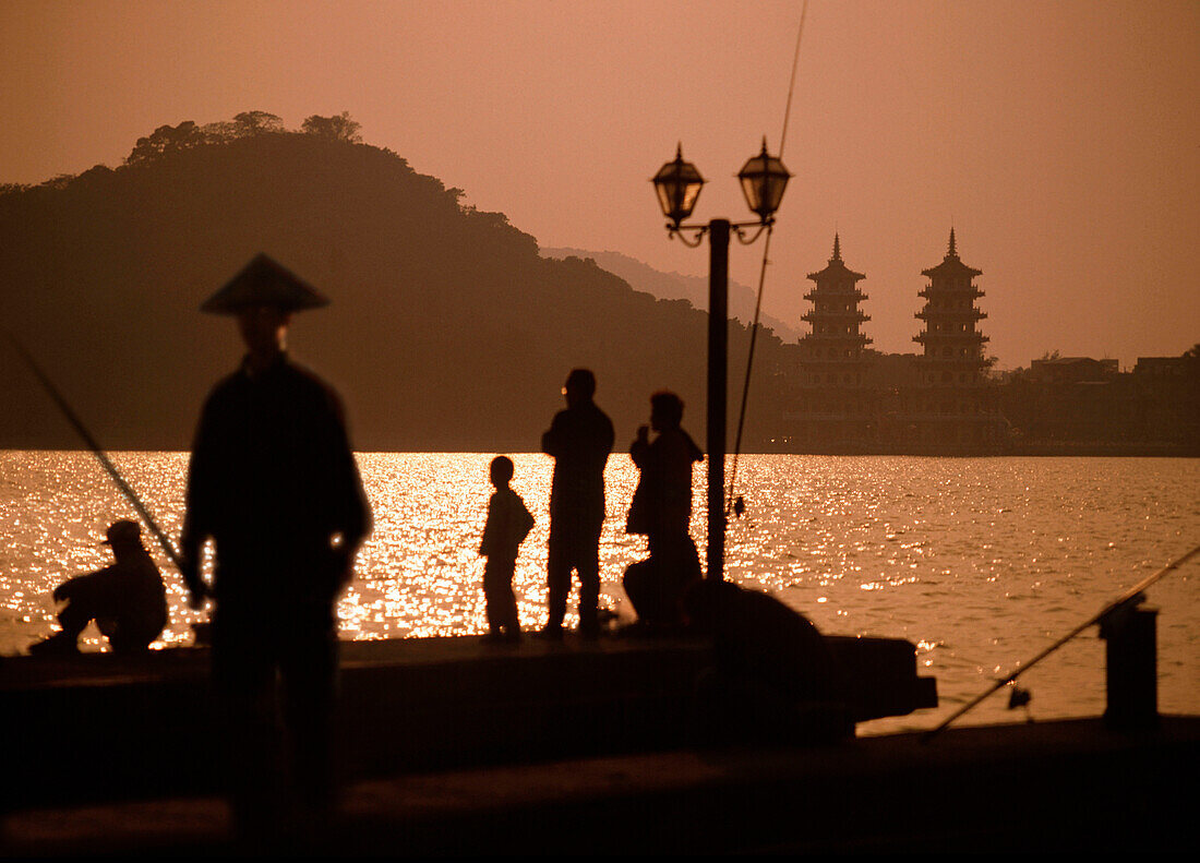 Fishermen, Lotus Lake, Tiger-Dragon-Pagoda, Kaohsiung, China, Taiwan, Asia
