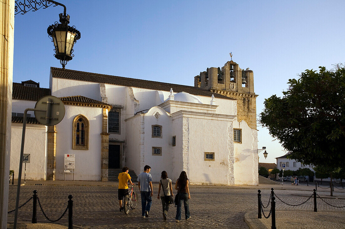 Faros Stadtzenturm mit der Kathedrale Largo da Se, Algarve, Portugal