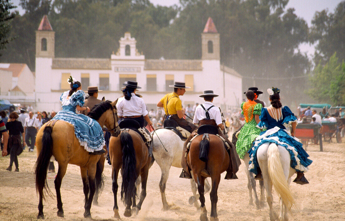 Reiter in Flamencokleidung am Whitsan Festival, El Rocio, Andalusien, Spanien