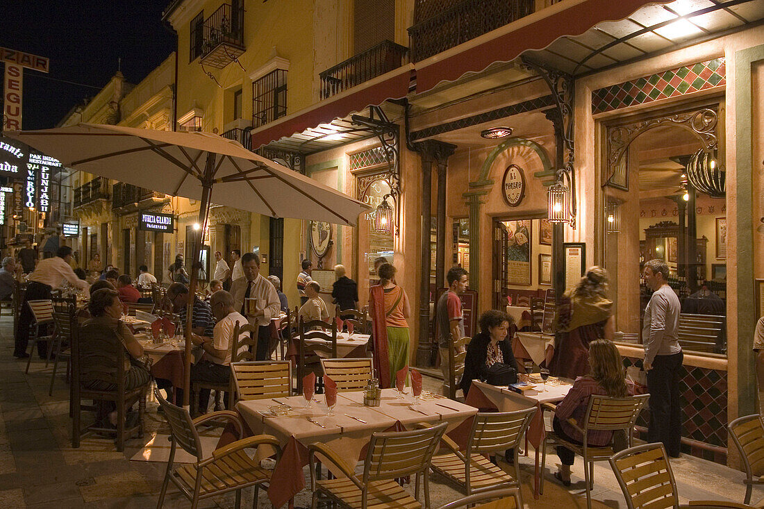 Restaurant von außen nachts, Andalusien, Spanien
