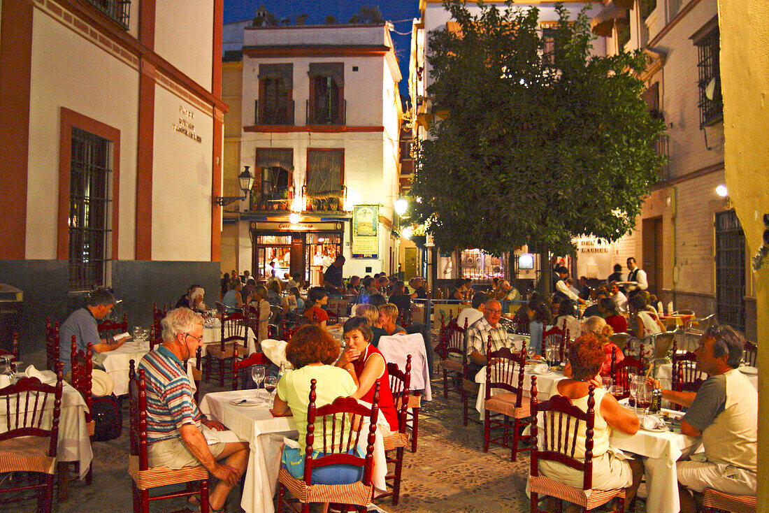 Evening in Barrio Santa Cruz, Boga, Sevilla, Spain