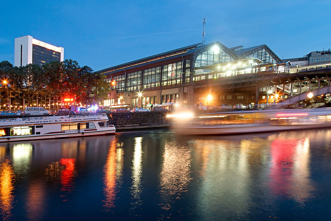 Berlin, Railway Station Friedrichstrasse, Tourist boats on river spree