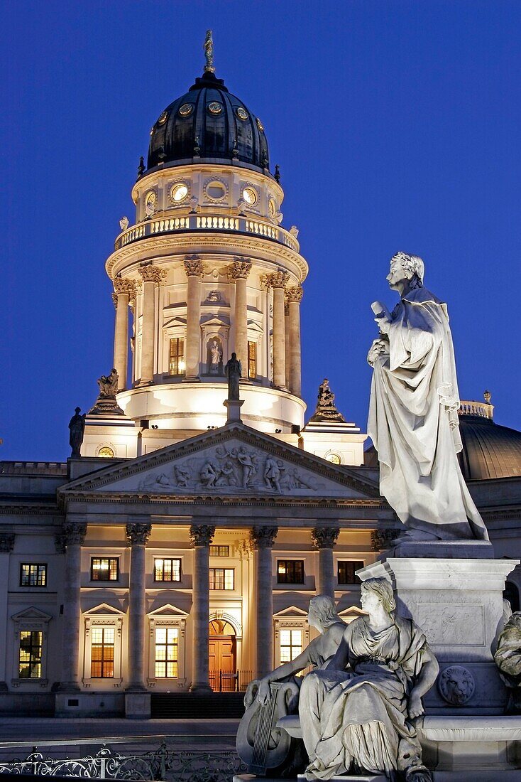 Berlin, Gendarmenmarkt, Deutscher Dom, Schiller Denkmal, Konzerthaus, abends