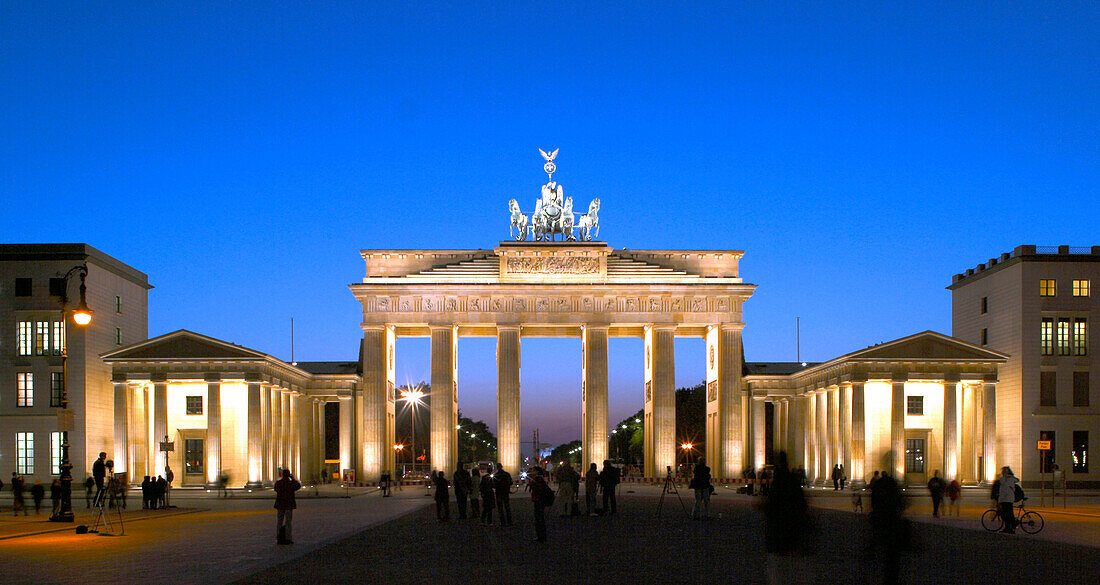 Berlin, Pariser Platz, Brandenburger Tor, Dämmerung