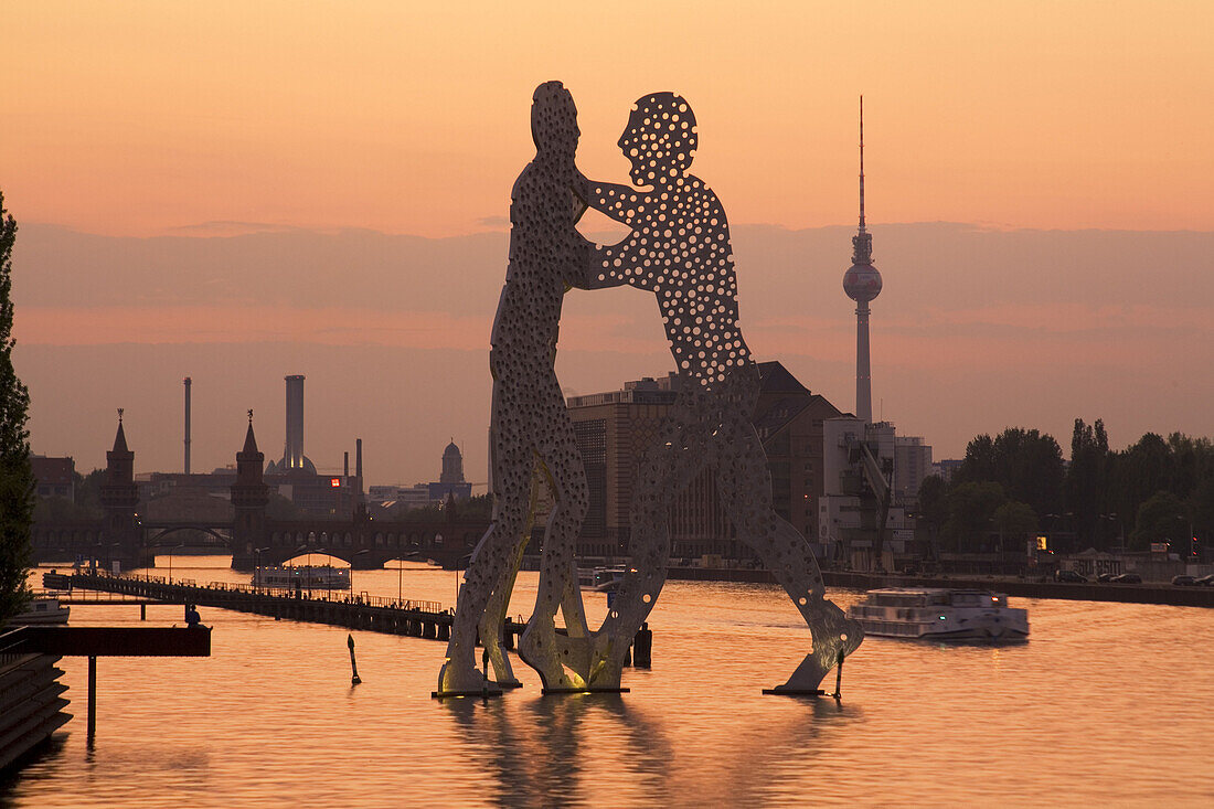 Molecula Men, Skulptur in der Spree, mit Alex im Hintergrund, Treptow, Berlin