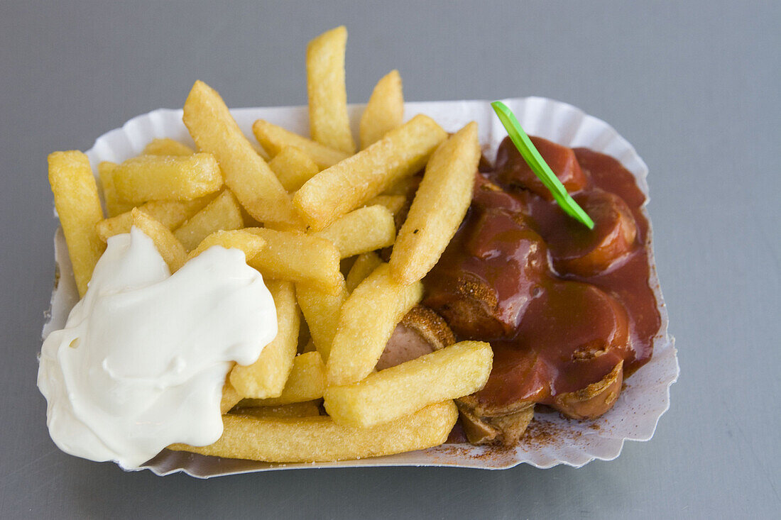 Berlin, Pommes Frites mit Currywurst