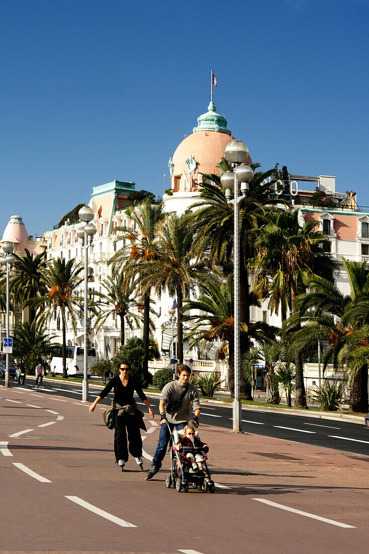 France, Nice, Promena s Anglais, Hotel Negresco scater