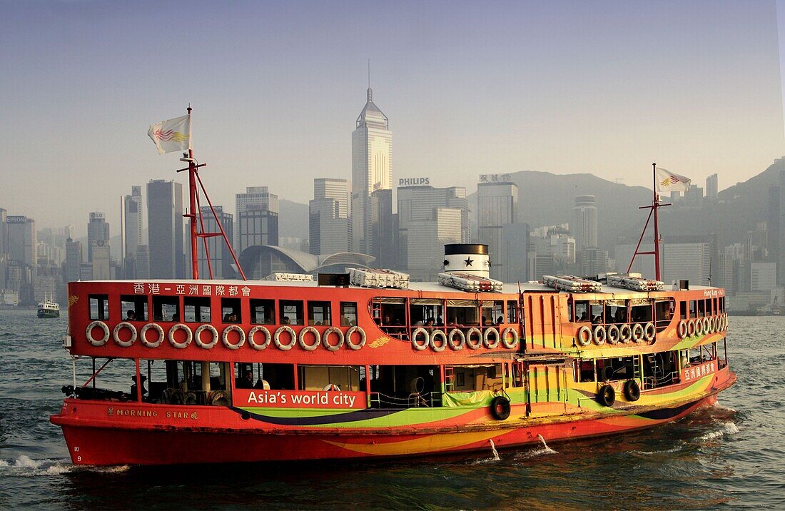 Dschunkke vor Skyline von Hongkong
