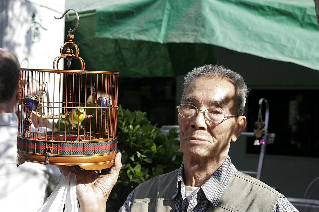 China, Hongkong, Vogelmarkt, Chinese mit Vogelkäfige