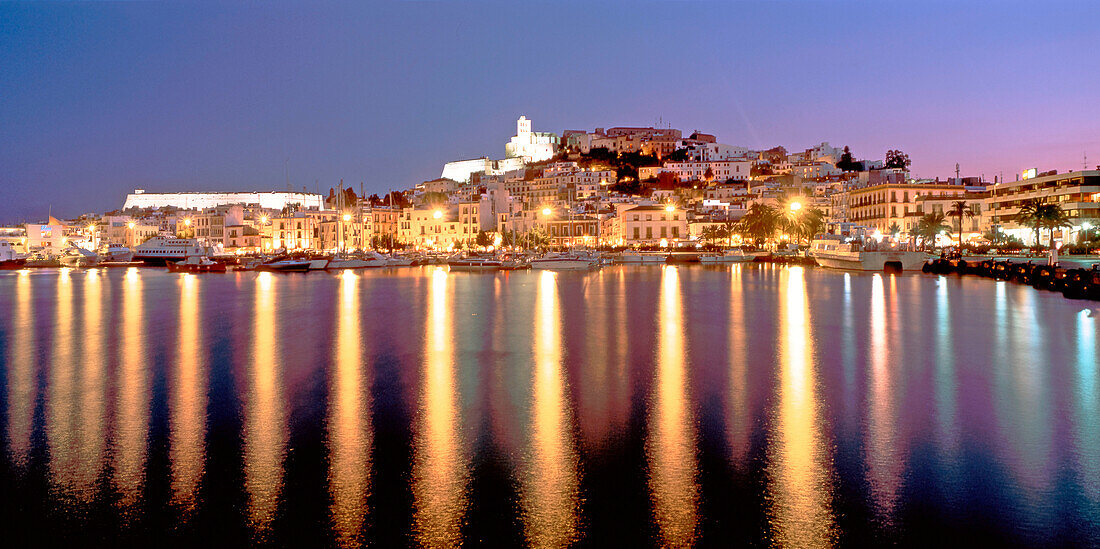 Spanien, Balearen, Ibiza Stadt bei Dämmerung, Hafenbecken, Altstadt