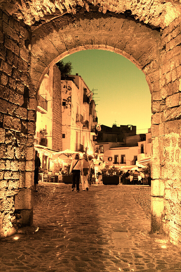 Dalt Vila Festung bei Nacht, Ibiza, Baleares, Spanien