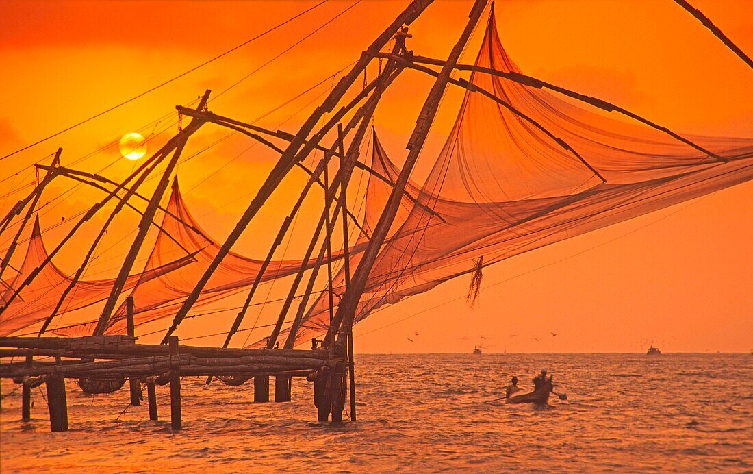 Indien, Kerala, Chinesische Fischernetze am Hafen von Kochi