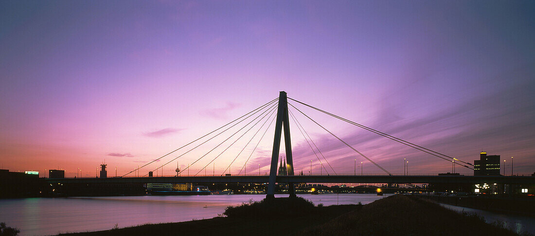 Rheinkniebrücke, Düsseldorf, Nordrhein- Westphalen, Deutschland
