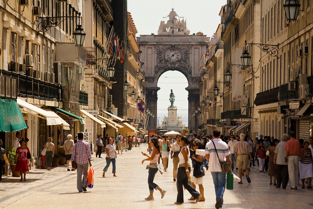 Rua Augusta mit Triumphbogen, Praca do Comercio, Baixa, Lissabon, Portugal