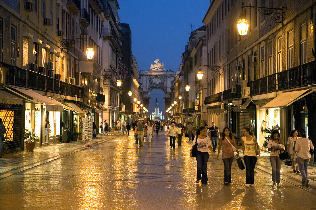 Rua Augusta mit Triumphbogen, Praca do Comercio, Baixa, Lissabon, Portugal