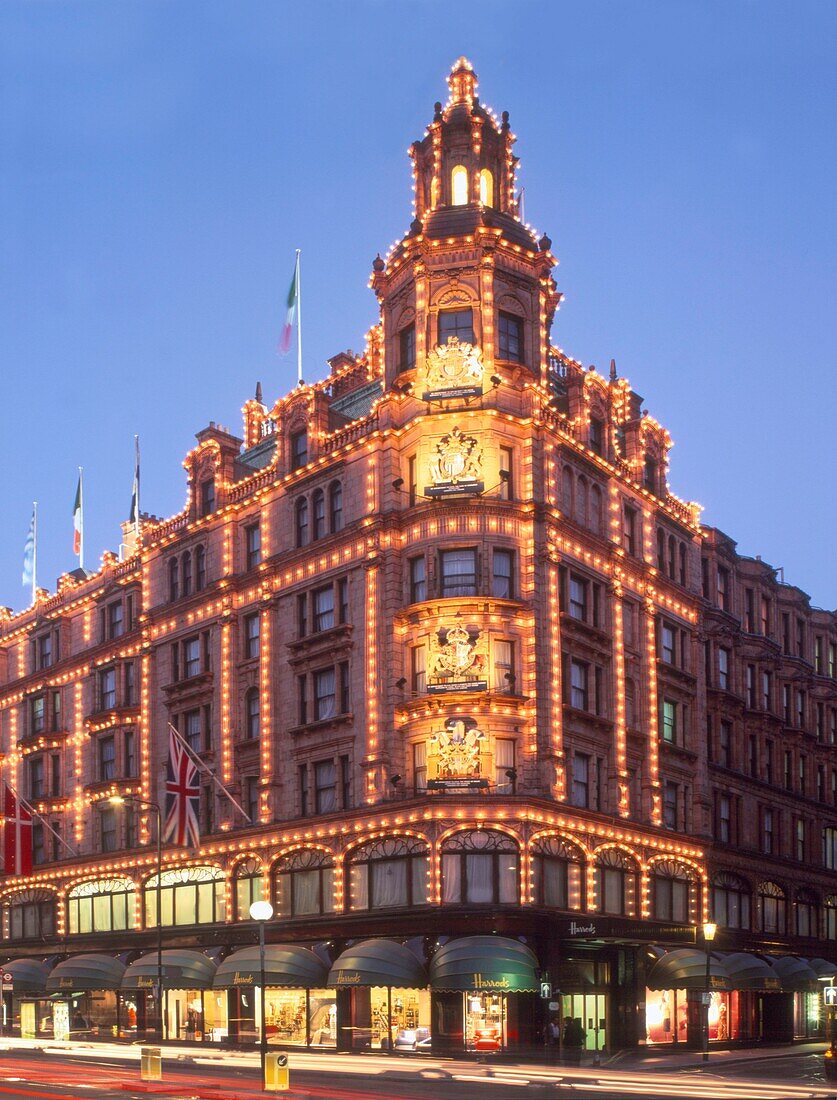 England, London, Harrods Kaufhaus am Abend beleuchtet