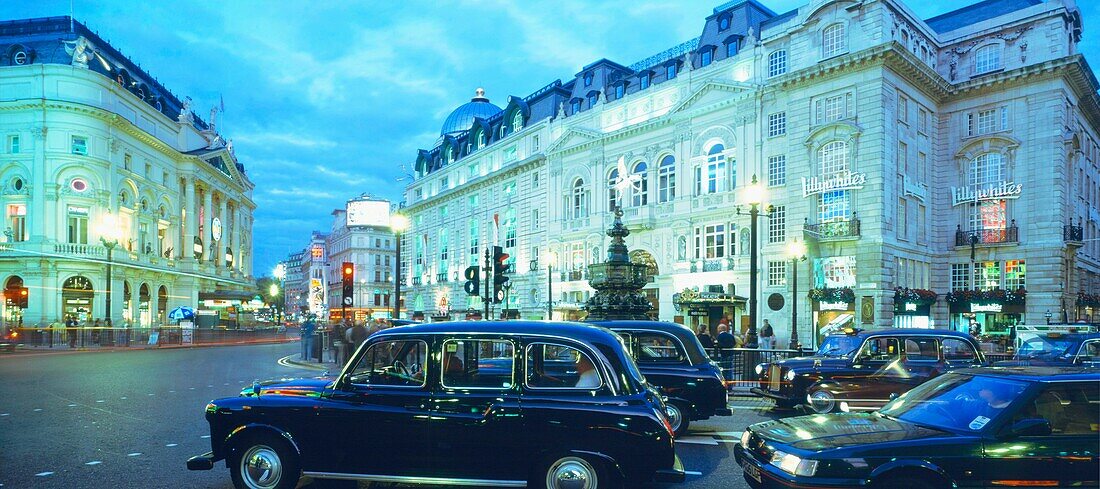 Piccadilly Zirkus, Hauptverkehrszeit, Taxi, London, England