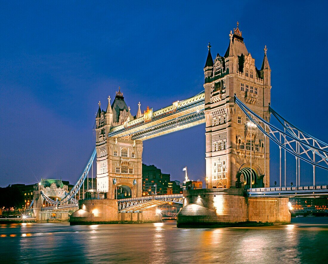 England, London, Tower Bridge, Dämmerung