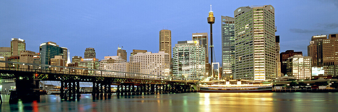 Panorama in der Abenddämmerung, Darling Hafen, Sydney, Australien