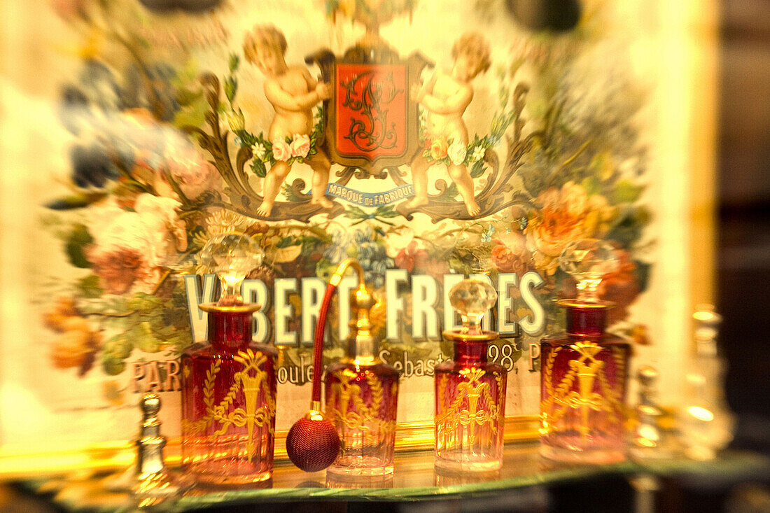 Montmatre Parfümerie, Alte Parfümflakons im Ausstellungsfenster, Paris, Frankreich