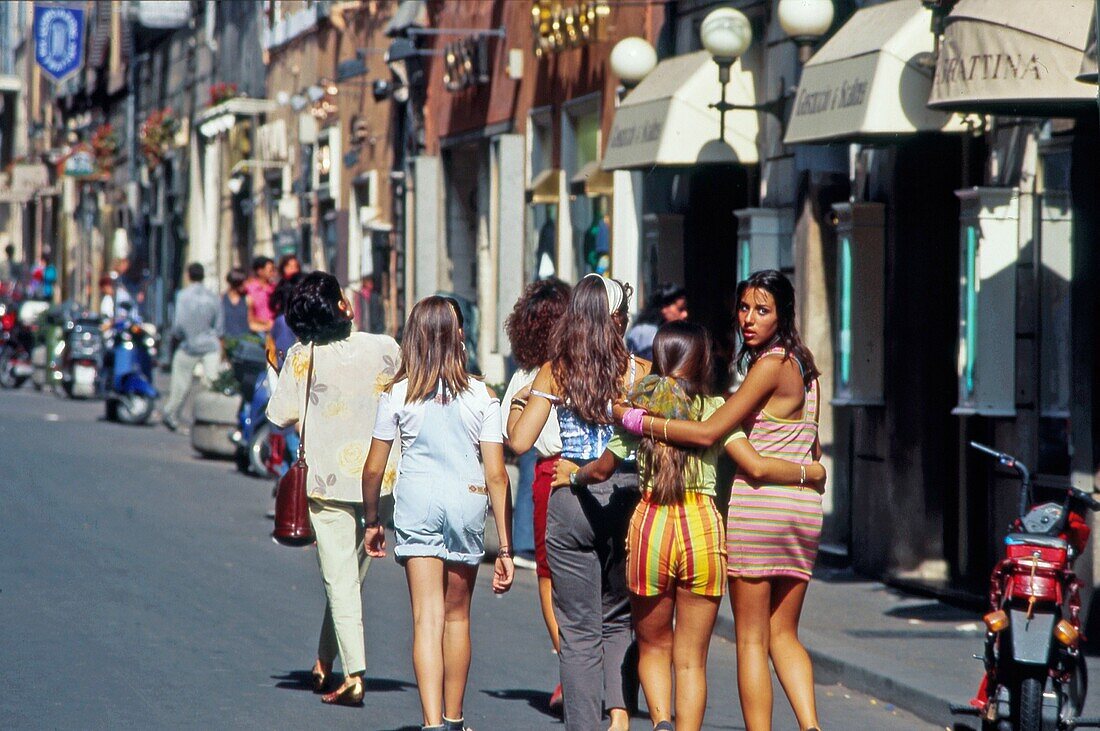 Rom, Via Fratina, Shopping im Zentrum, junge Frauen