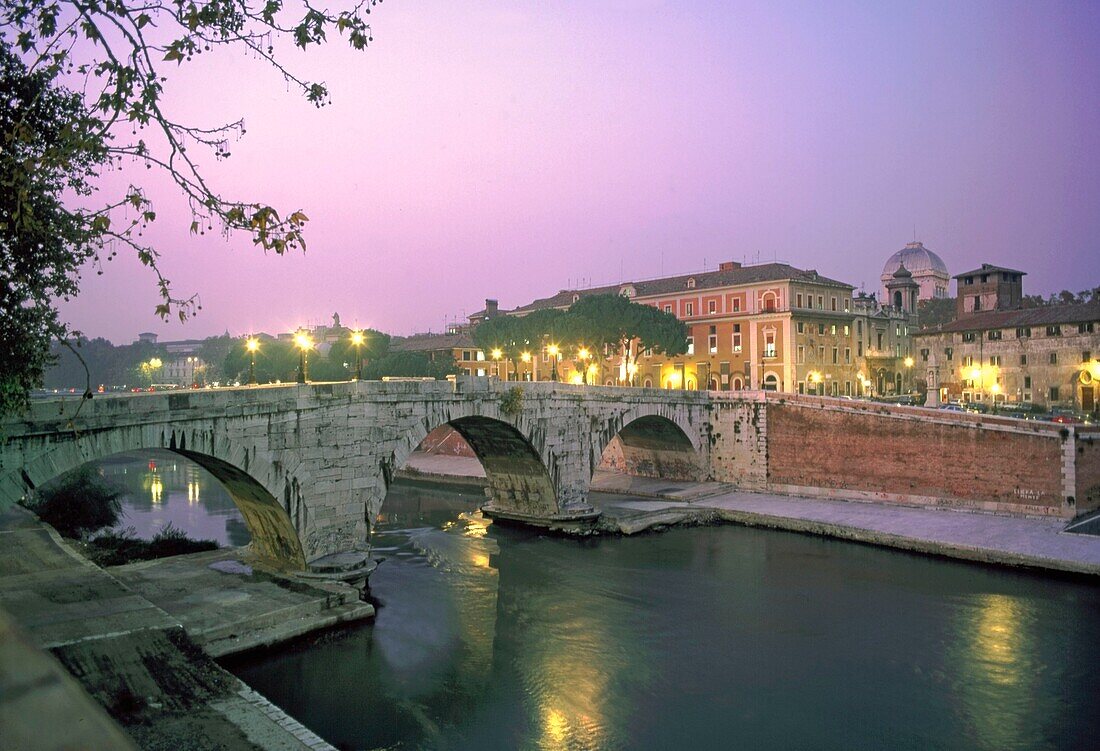Rom, Tiberbrücke, Blick von Trastevere