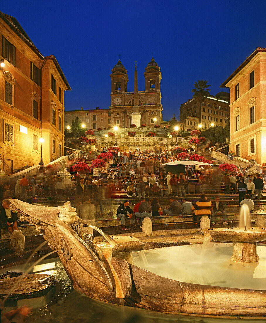 Leute auf der spanischen Treppe, abends, Piazza di Spagna, Rom, Italien