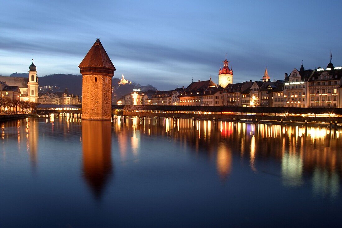 Schweiz, Luzern, Kapellbrücke Winter