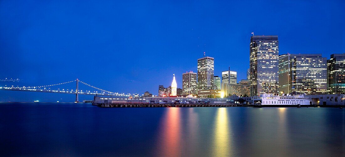 USA, CA, San Francisco, Panoramablick auf Oakland Bay Bridge, Ferrybuilding