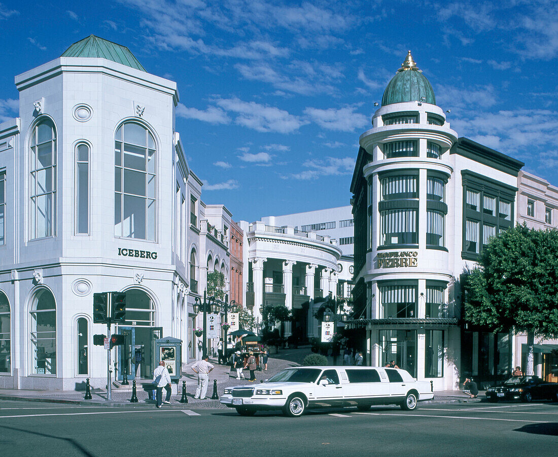 USA, Los Angeles, Beverly Hills, Rodeo Drive, stretch limousine