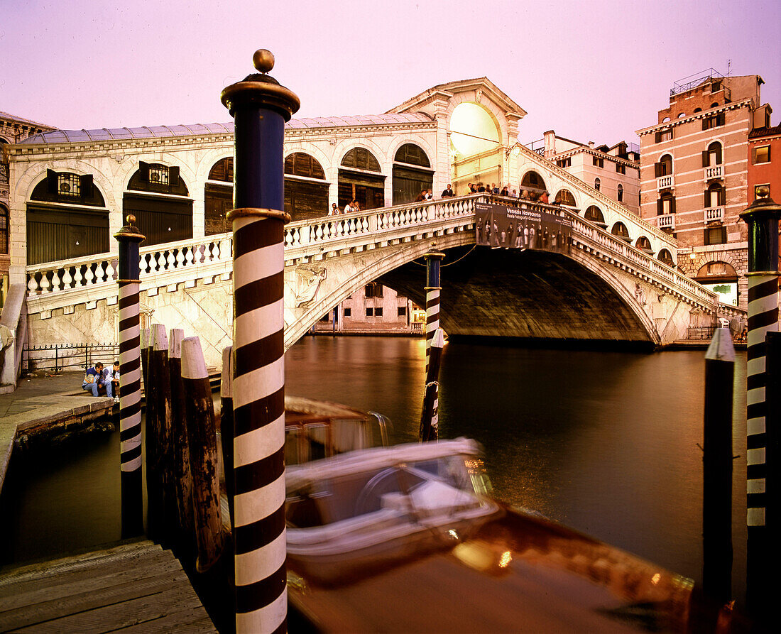Riatlo Brücke Ponte l Rialto über em Kanal Grande, Venedig