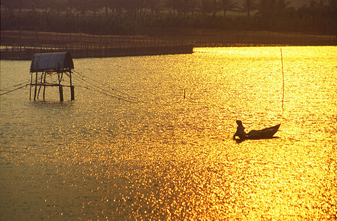 Vietnam, Nha Thrang, Flussdelta, Fischerboot bei Sonnenuntergang