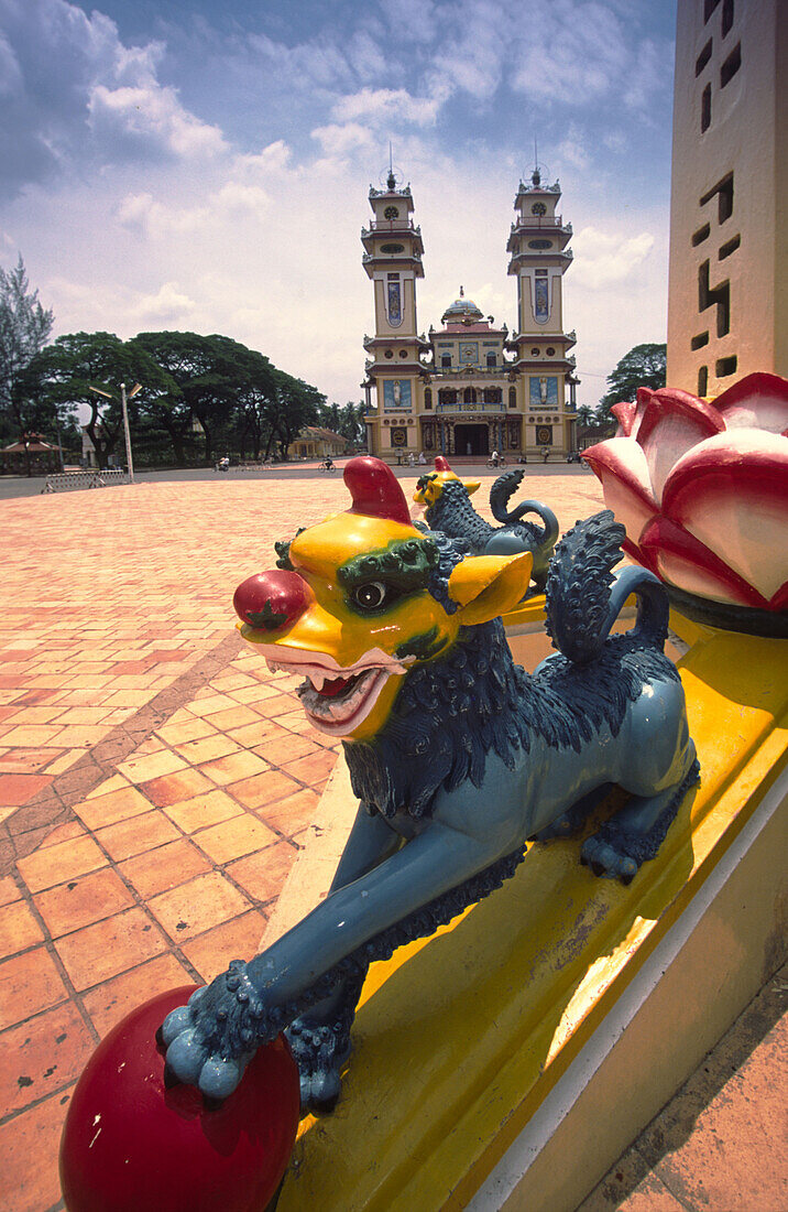 VIETNAM, Cao Dai Tempel Skulptur