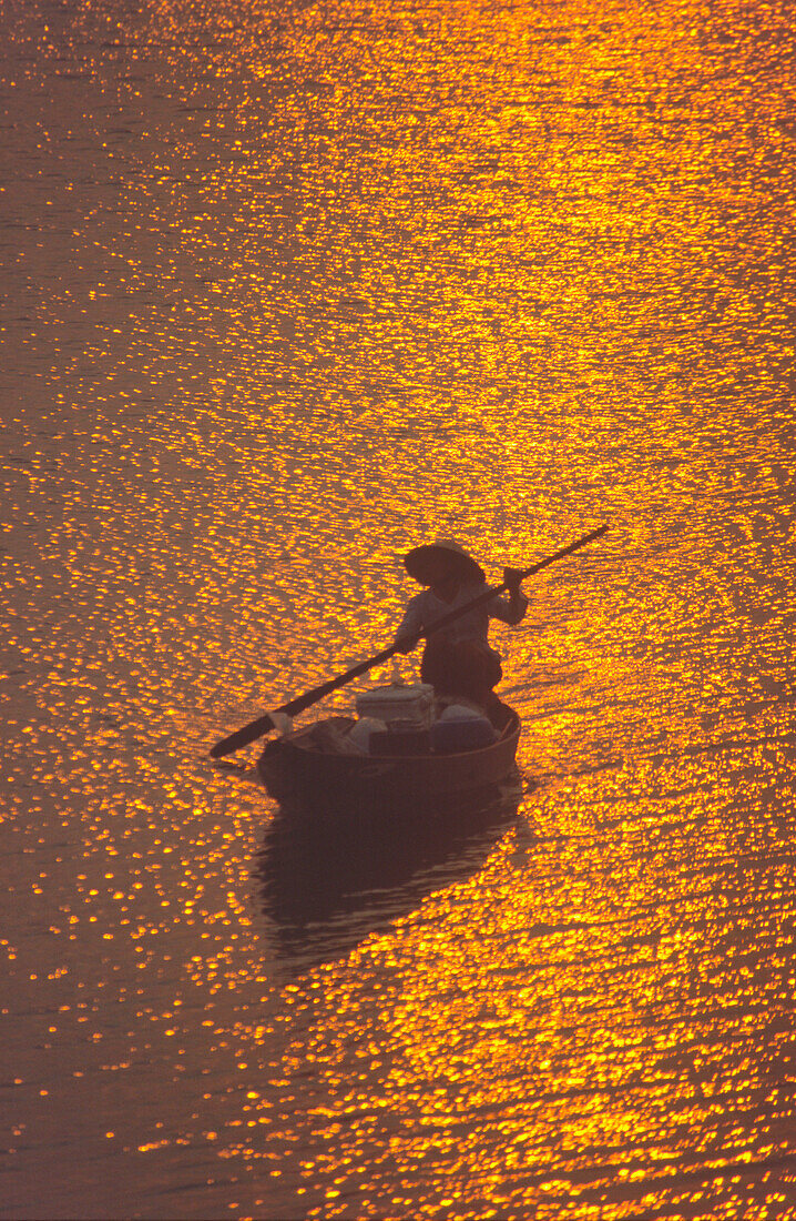 Frau an einem Fischerboot, Fluss delta bei Sonnenuntergang, Nha Trang, Vietnam