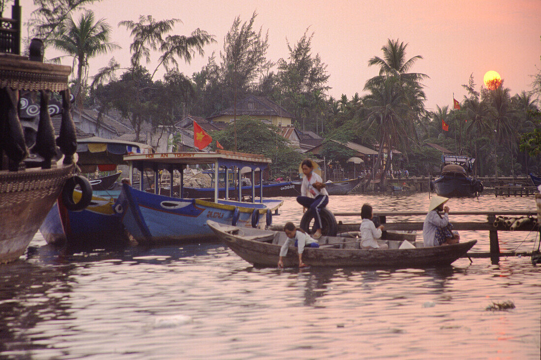 Vietnam, Hoi An, Bootsanleger, Sonnenuntergang
