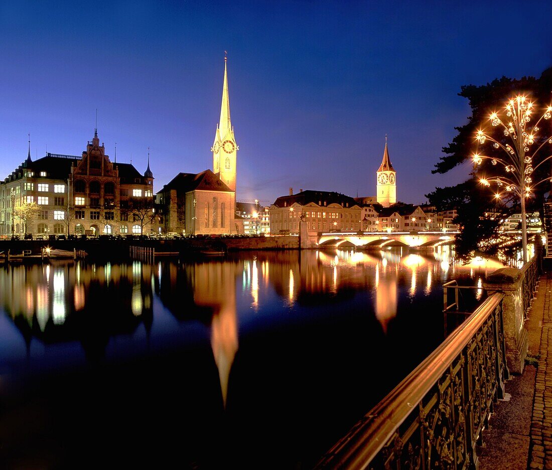 Zürich, Stadthaus, Fraumünster, St, Peters, Kirche, abends