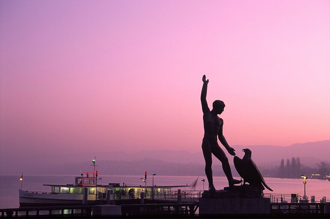 Schweiz, Zürich, See; Ganimed Skulptur, Sonnenuntergang