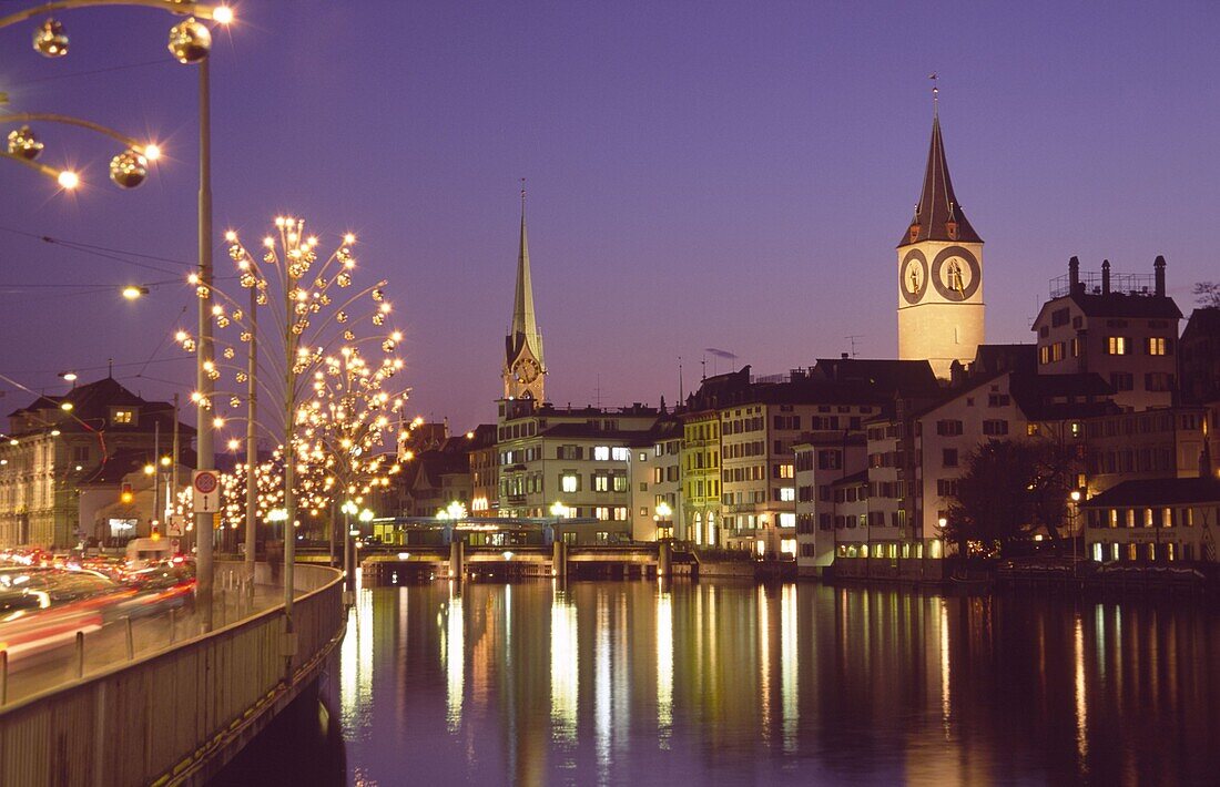 Schweiz, Zürich, Weihnachtsbeleuchtung an der Limmat