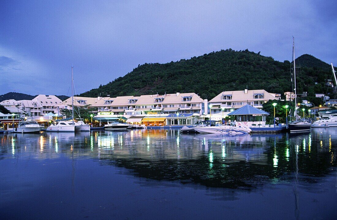 Kleine Antillen, Saint Martin, Marigot, Jachthafen, Pier Restaurants abends