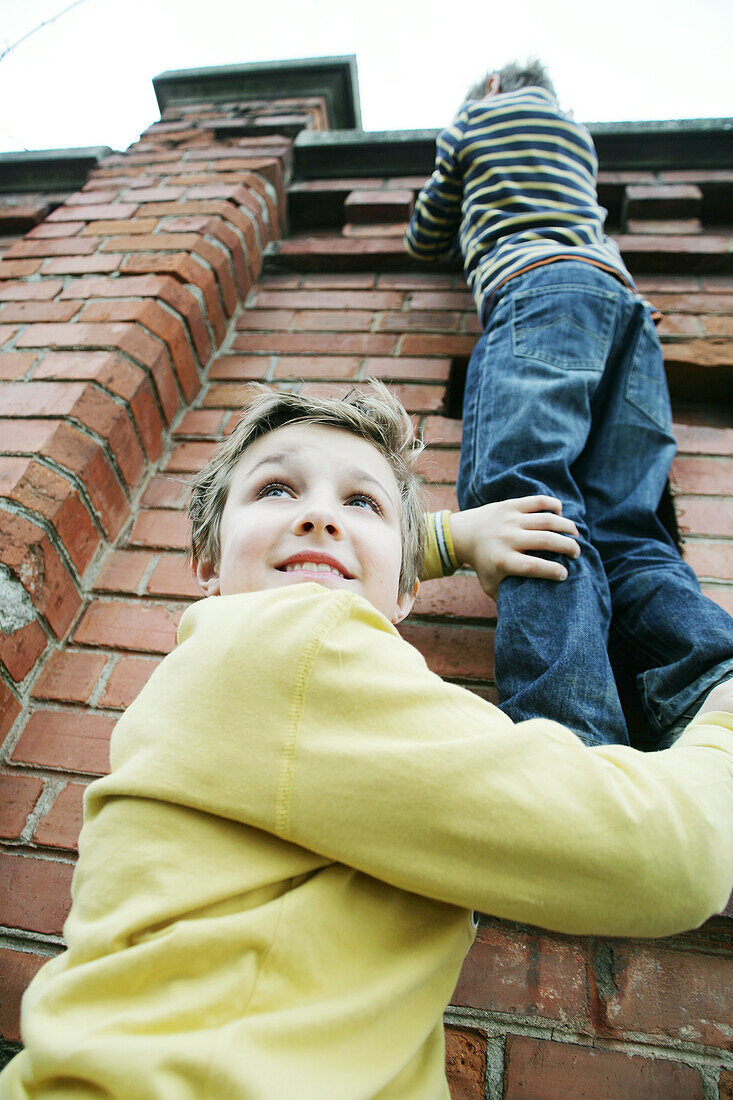 Zwei Kinder machen Räuberleiter, Geschwister, Freunde, Erziehung, Familie, Freizeit