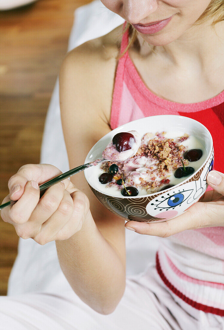 Close up of a young woman eating Müsli