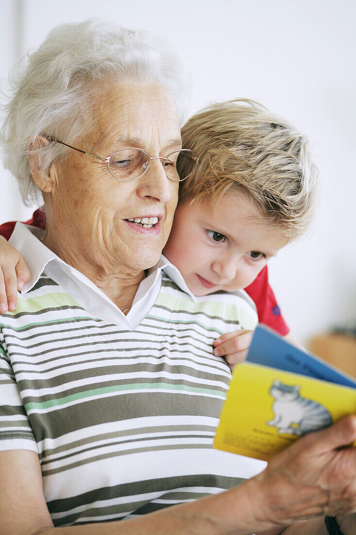 Oma und Kind lesen Buch, Familie, Kind, Generationen