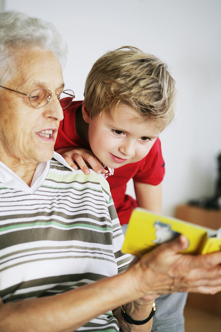 Oma und Enkel lesen Buch, Kind, Familie, Generationen