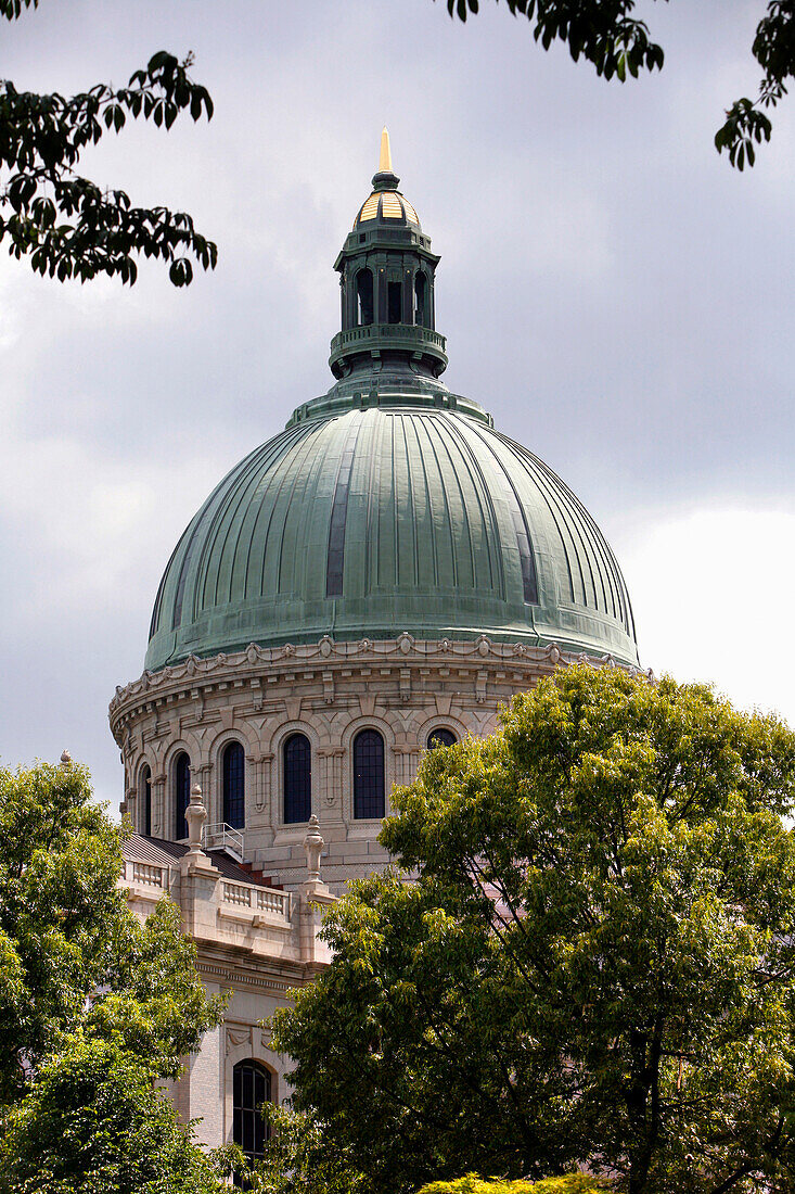 Kuppeldach der Marineakademie unter grauen Wolken, Annapolis, Maryland, USA