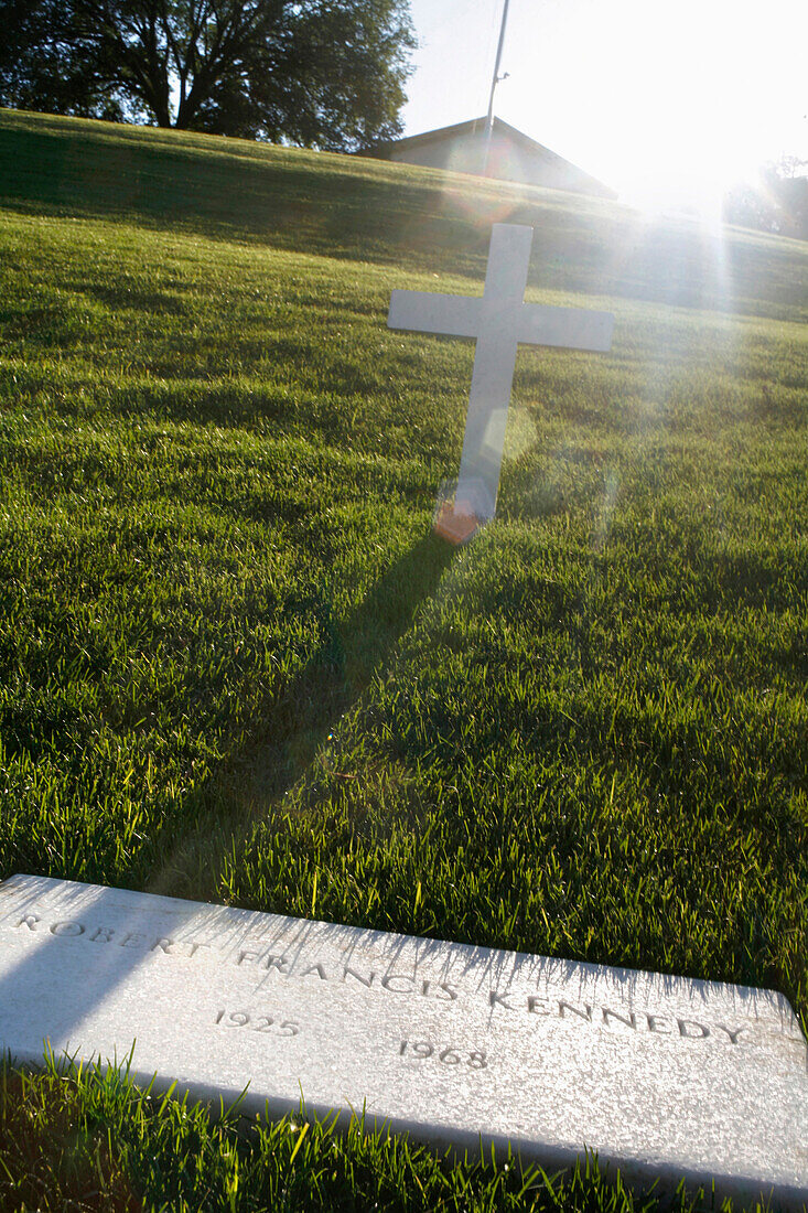 Das Grab von Robert F. Kennedy im Sonnenlicht, Arlington, Virginia, USA