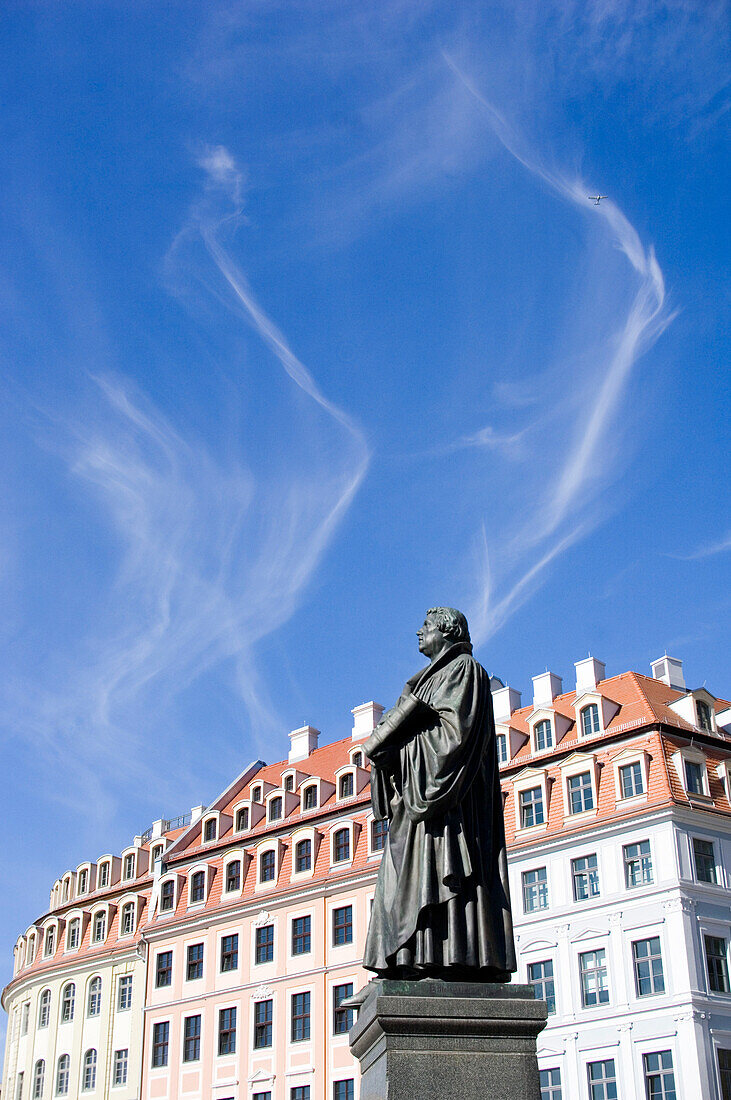 Deutschland, Sachsen, Dresden, Martin Luther Statue, Fenster, blauer Himmel