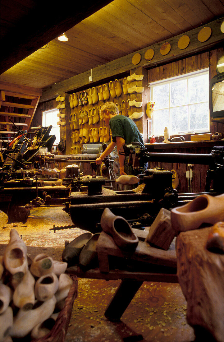 Holzschuhmacher im Freilichtmuseum, Zaanse Schans, Niederlande, Europa