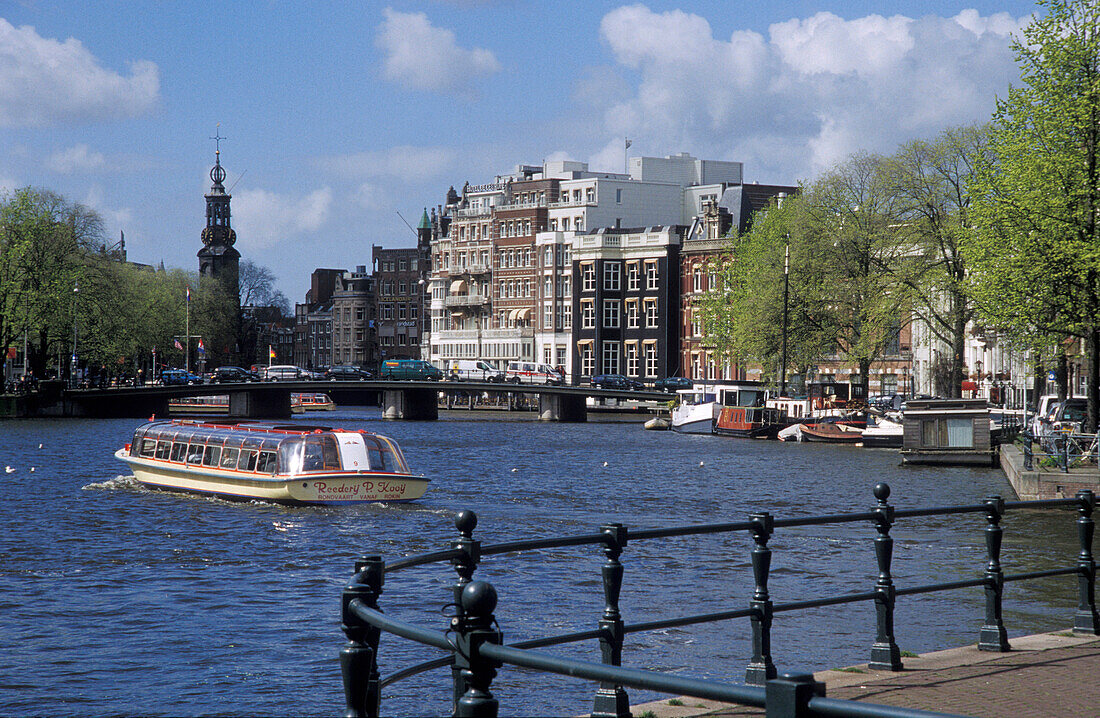 Ausflugsboot auf der Binnenamstel vor dem Munttoren, Amsterdam, Niederlande, Europa