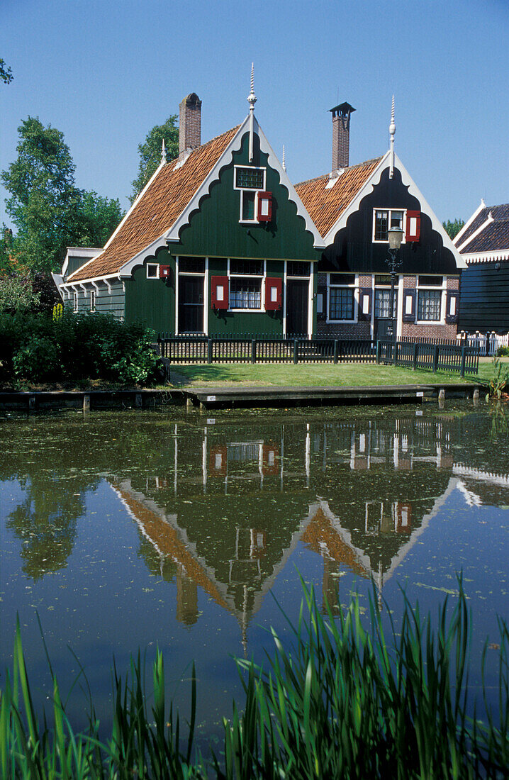 Historische Häuser an einem Kanal, Freilichtmuseum Zaanse Schans, Niederlande, Europa