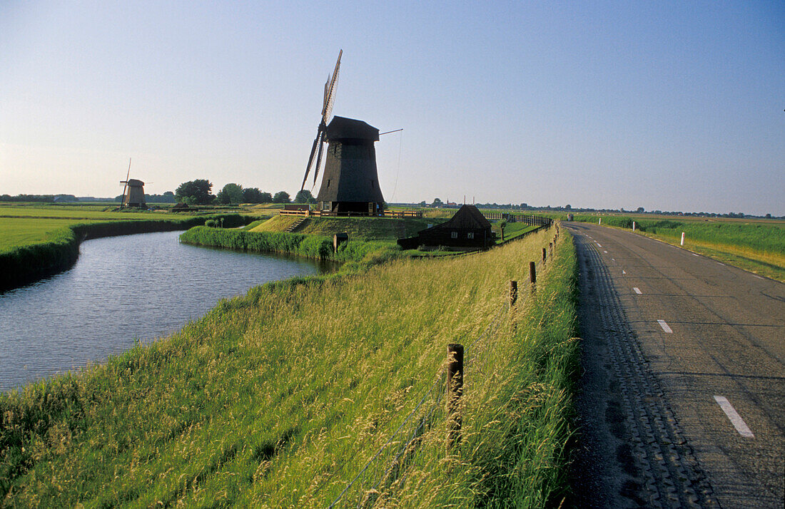Windmühlen an einem Kanal, Niederlande, Europa